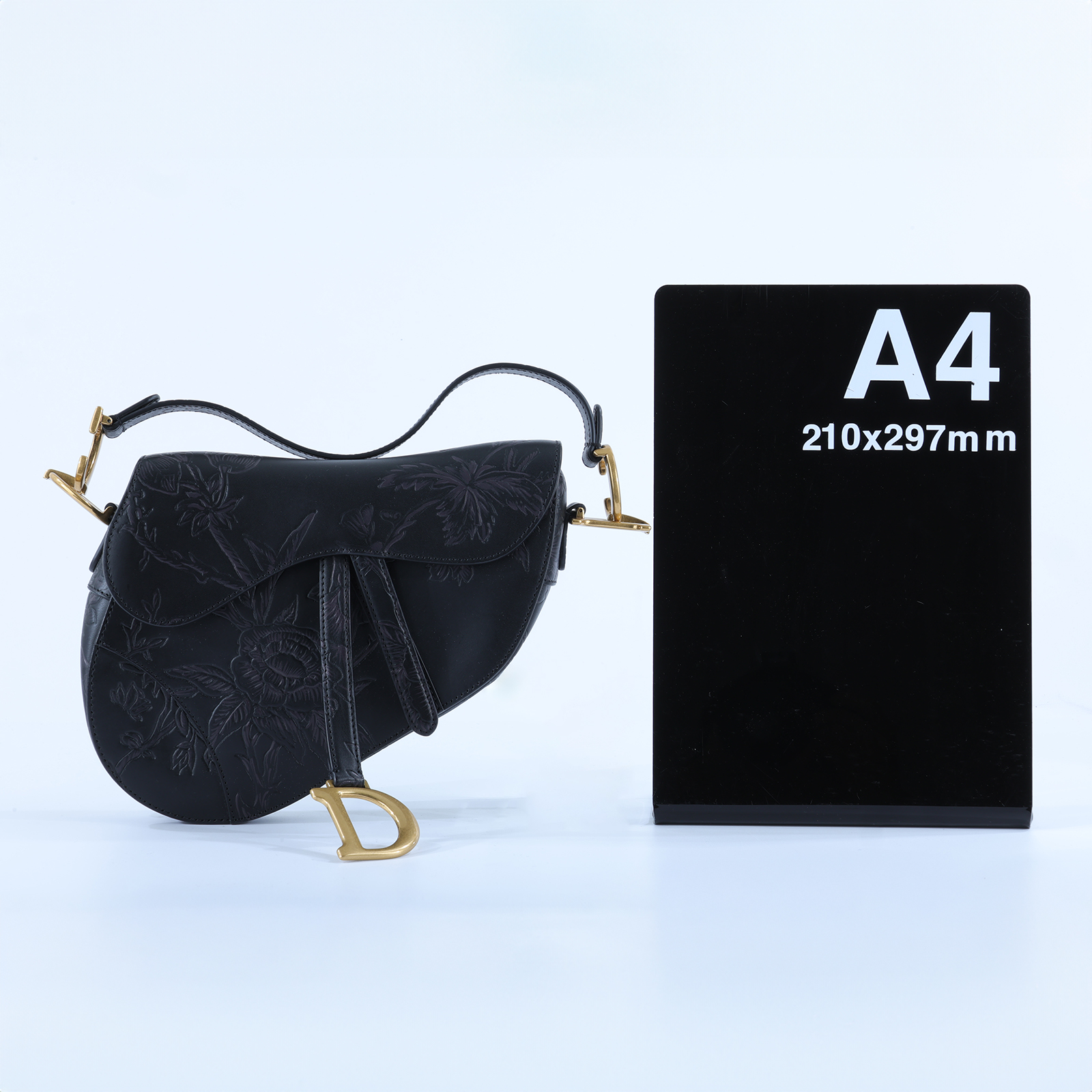 迪奧 CHRISTIAN DIOR Saddle 馬鞍包 M0455CBGD 黑皮雕SADDLE 中號 原廠盒子/防塵袋/背帶