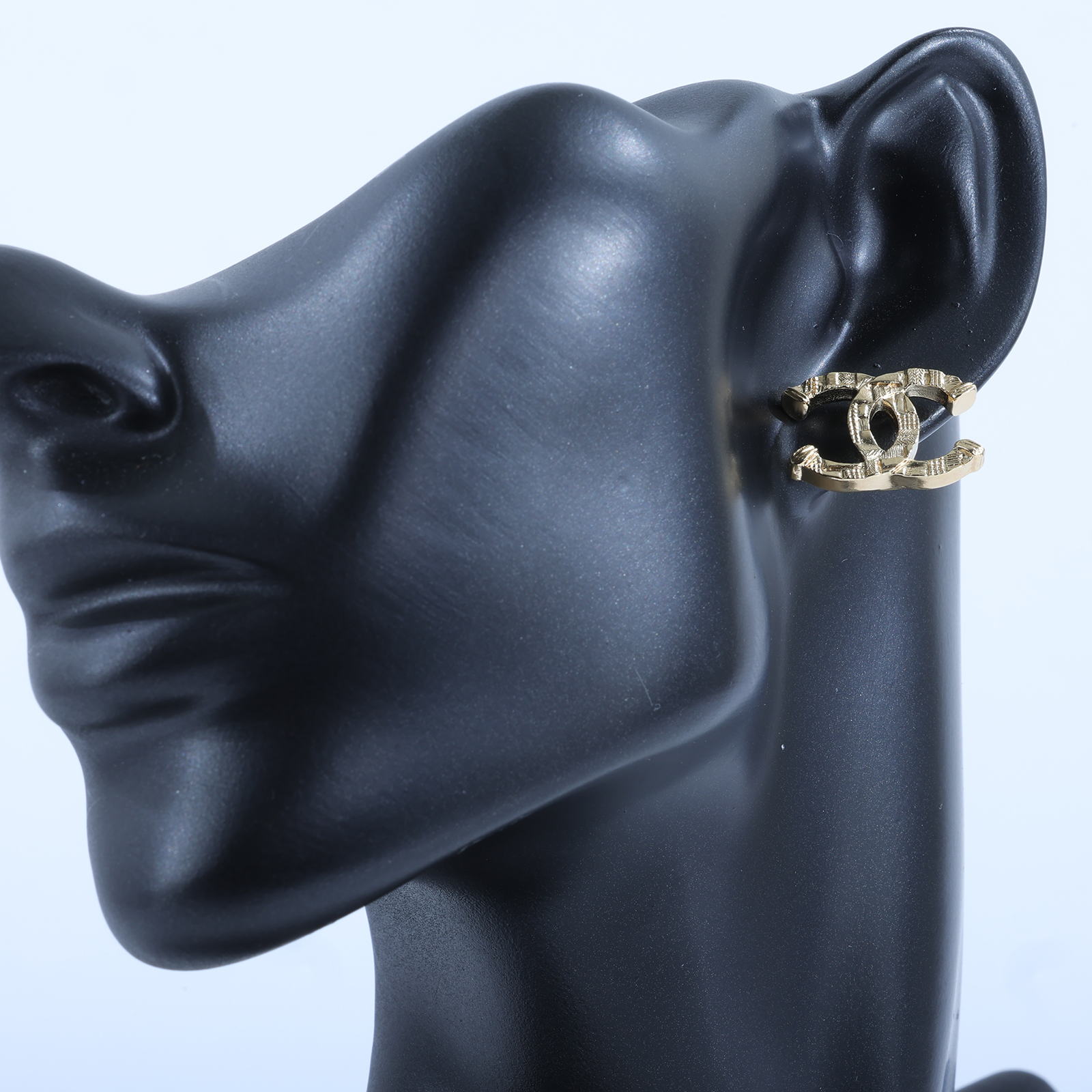 香奈兒 CHANEL CC LOGO 耳環 耳釘 5176777584381B23A 金雙C雕刻耳環 原廠盒子/內襯