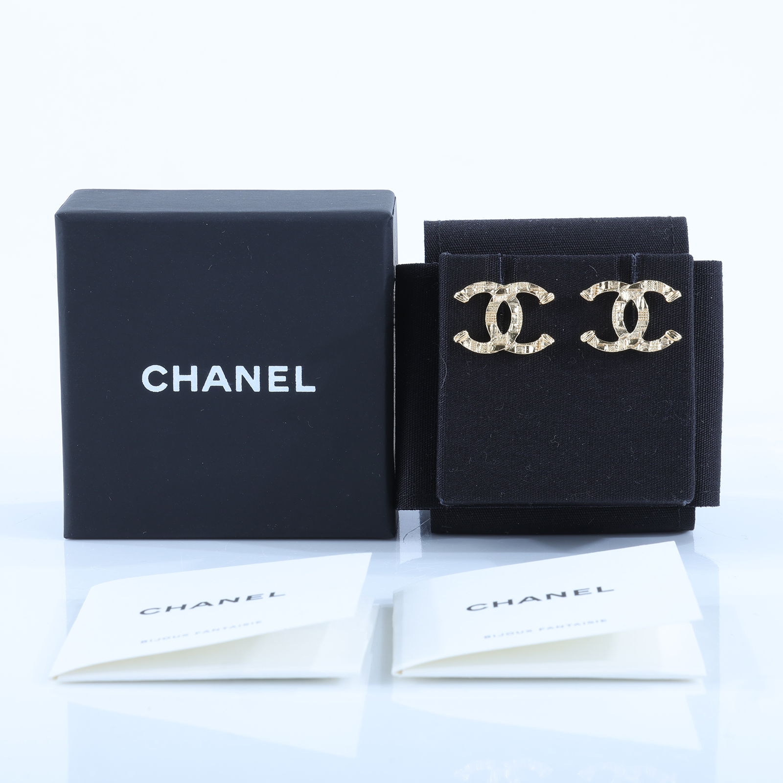 香奈兒 CHANEL CC LOGO 耳環 耳釘 5176777584381B23A 金雙C雕刻耳環 原廠盒子/內襯