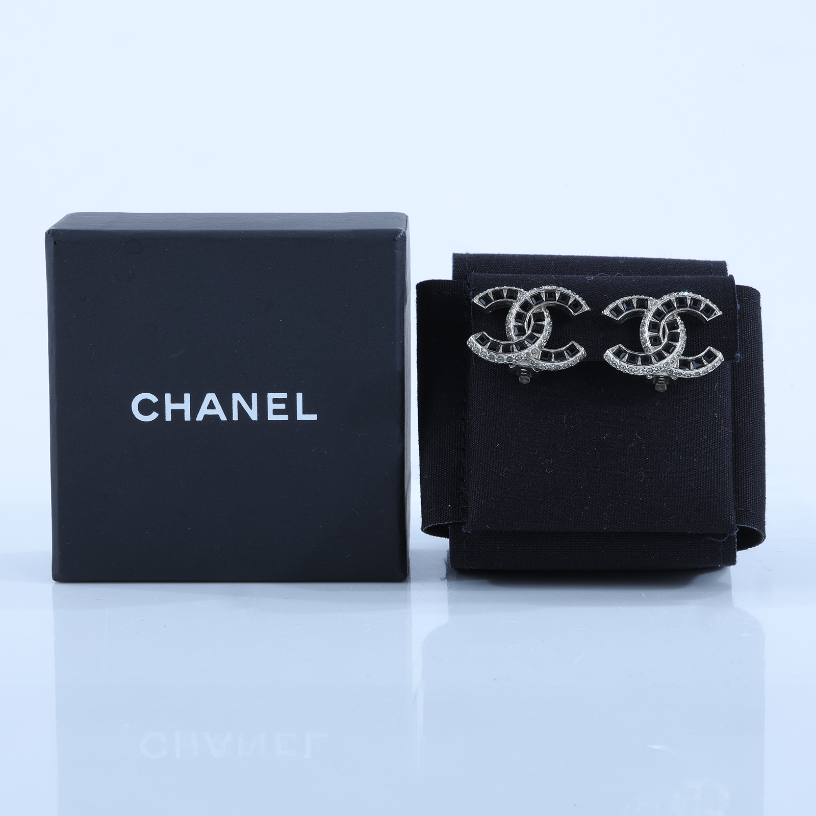 香奈兒 CHANEL CC LOGO 夾式 耳環 A15K 銀色黑石雙C夾式耳環 原廠盒子/內襯