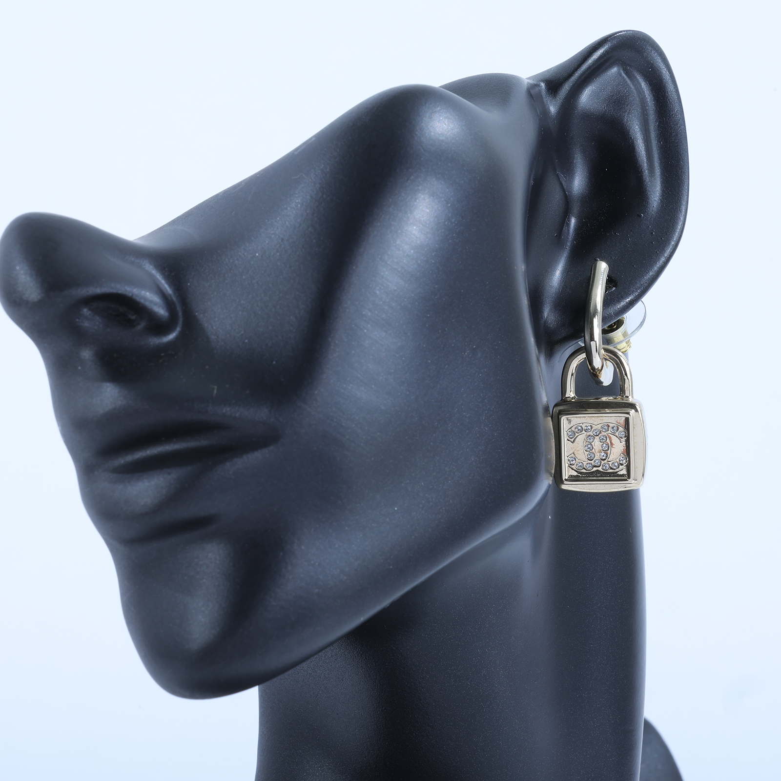 香奈兒 CHANEL CC LOGO 耳環 耳釘 A23P 金色鎖頭耳環 原廠盒子/內襯