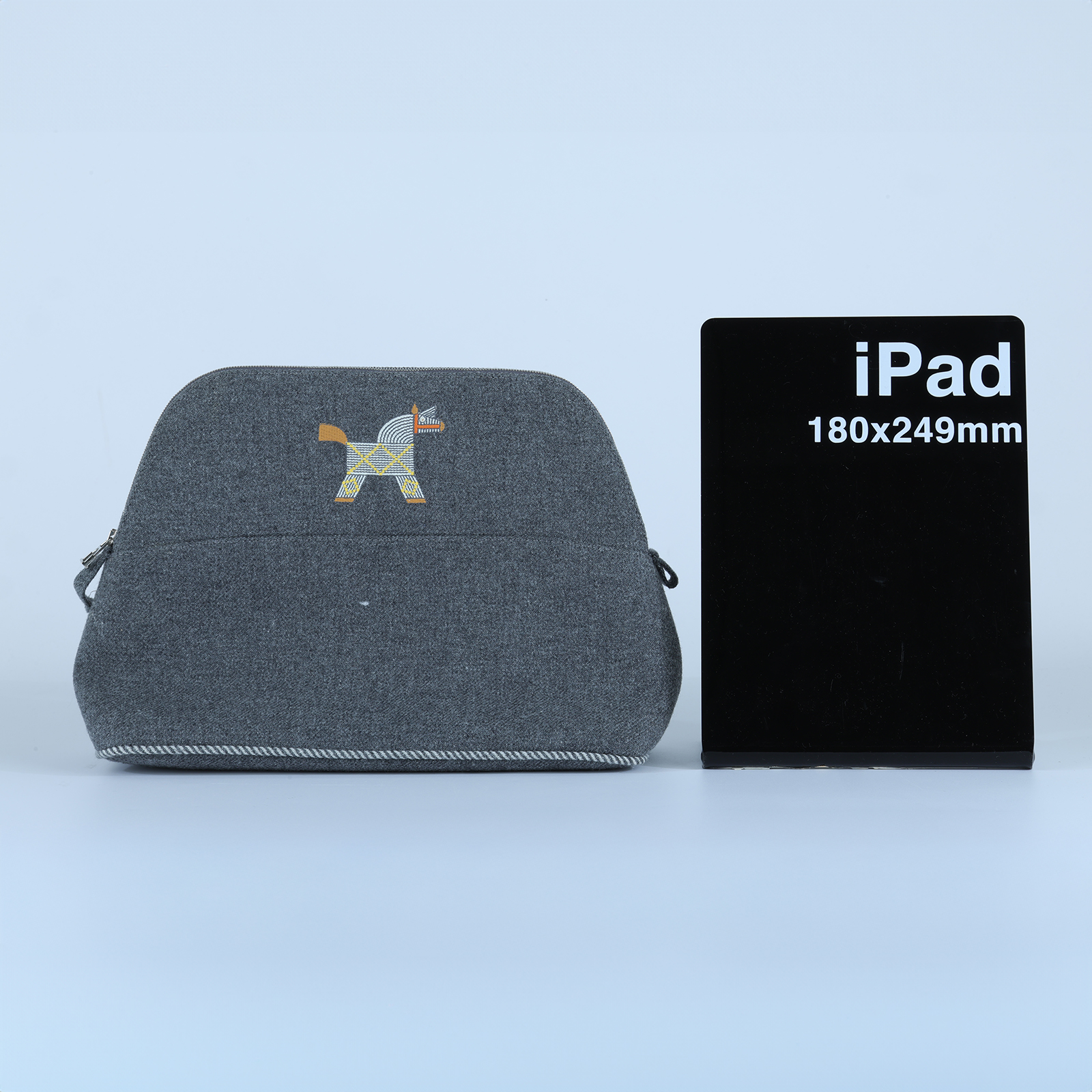 愛馬仕 Hermes Bolide Animaux Nattes 收納包 珍珠灰 H103834Mv03  灰小馬圖案手拿包 無附屬品