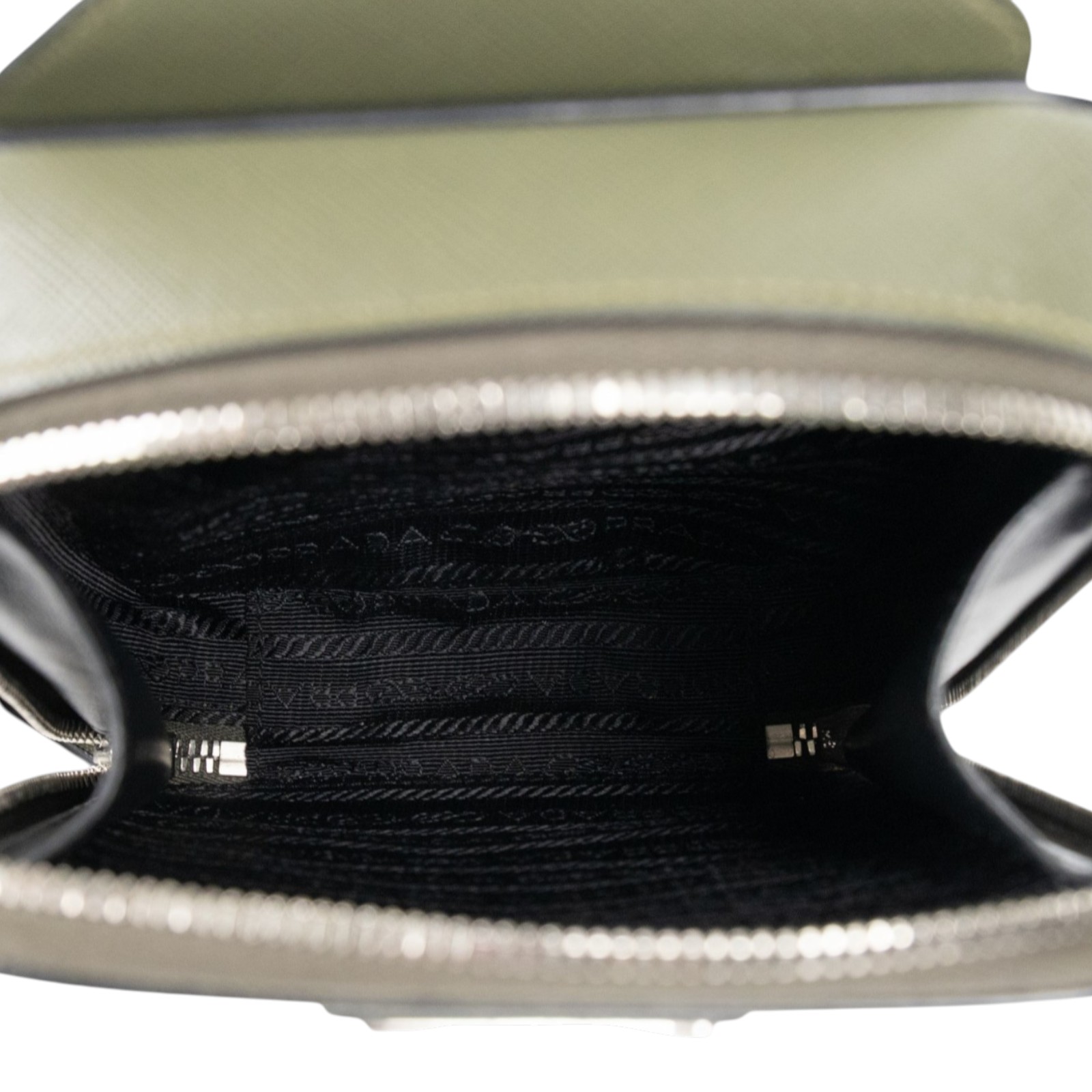 普拉達 PRADA Brique Saffiano皮革 手袋 2VZ106_9Z2 墨綠跨胸包 防塵袋