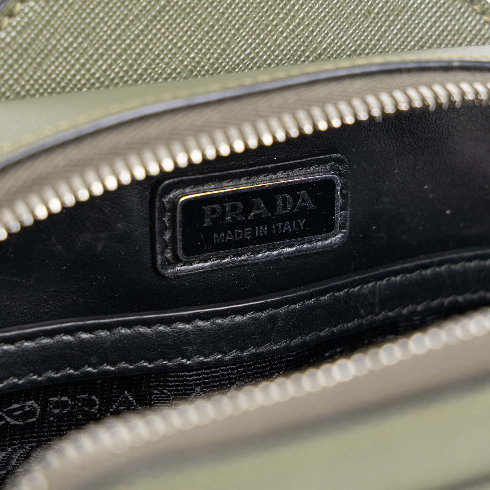 普拉達 PRADA Brique Saffiano皮革 手袋 2VZ106_9Z2 墨綠跨胸包 防塵袋