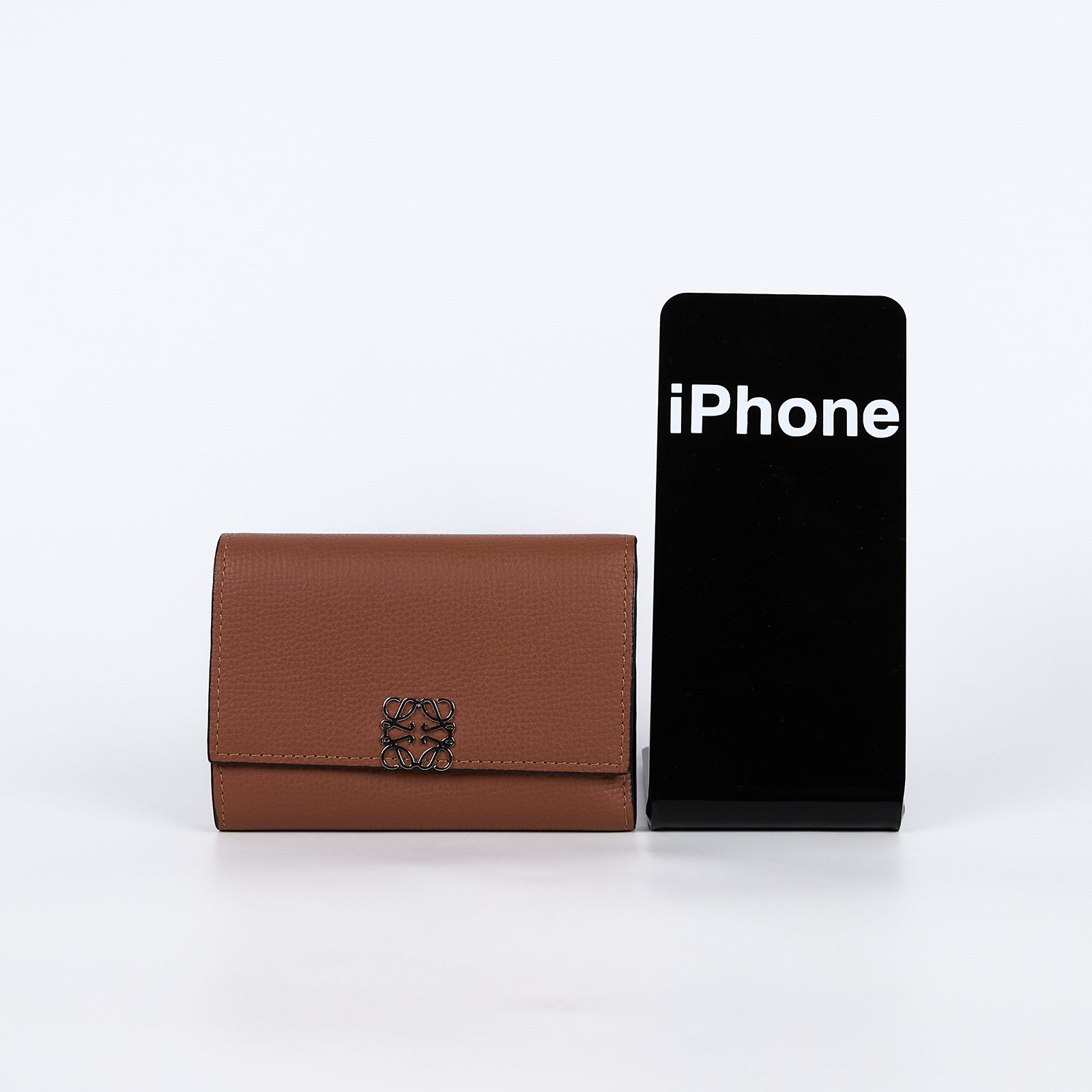 羅意威 LOEWE 小型鵝卵石紋小牛皮 Anagram 直式錢包 C821S33X07 棕短夾 原廠盒子/防塵袋/購買證明