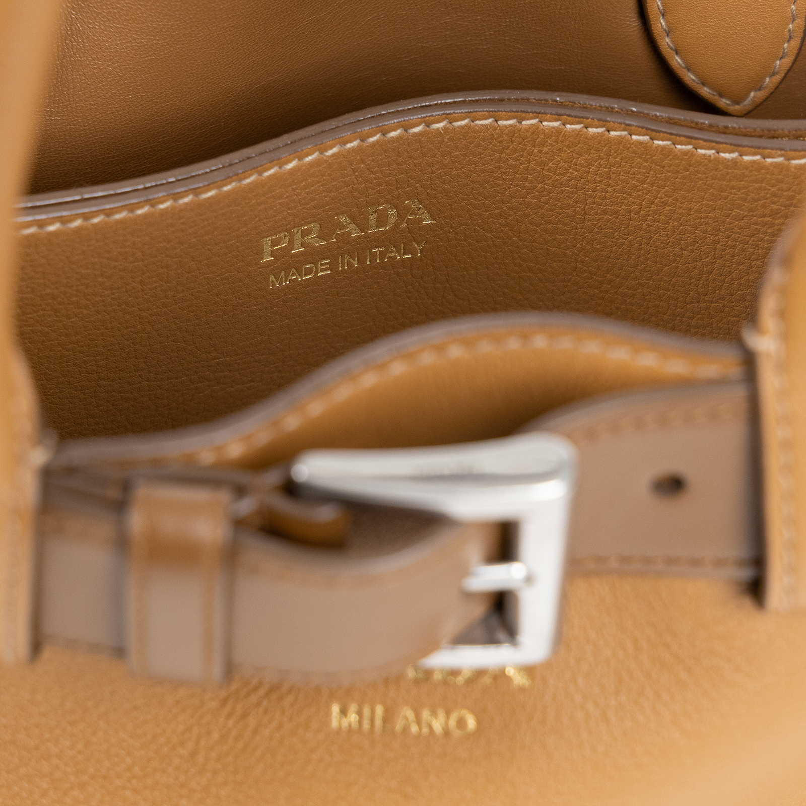 普拉達 PRADA Buckle 連皮帶 手提包 小型 1BA434_2CY9 焦糖Buckle 皮革手袋連皮帶 小號 防塵袋/背帶