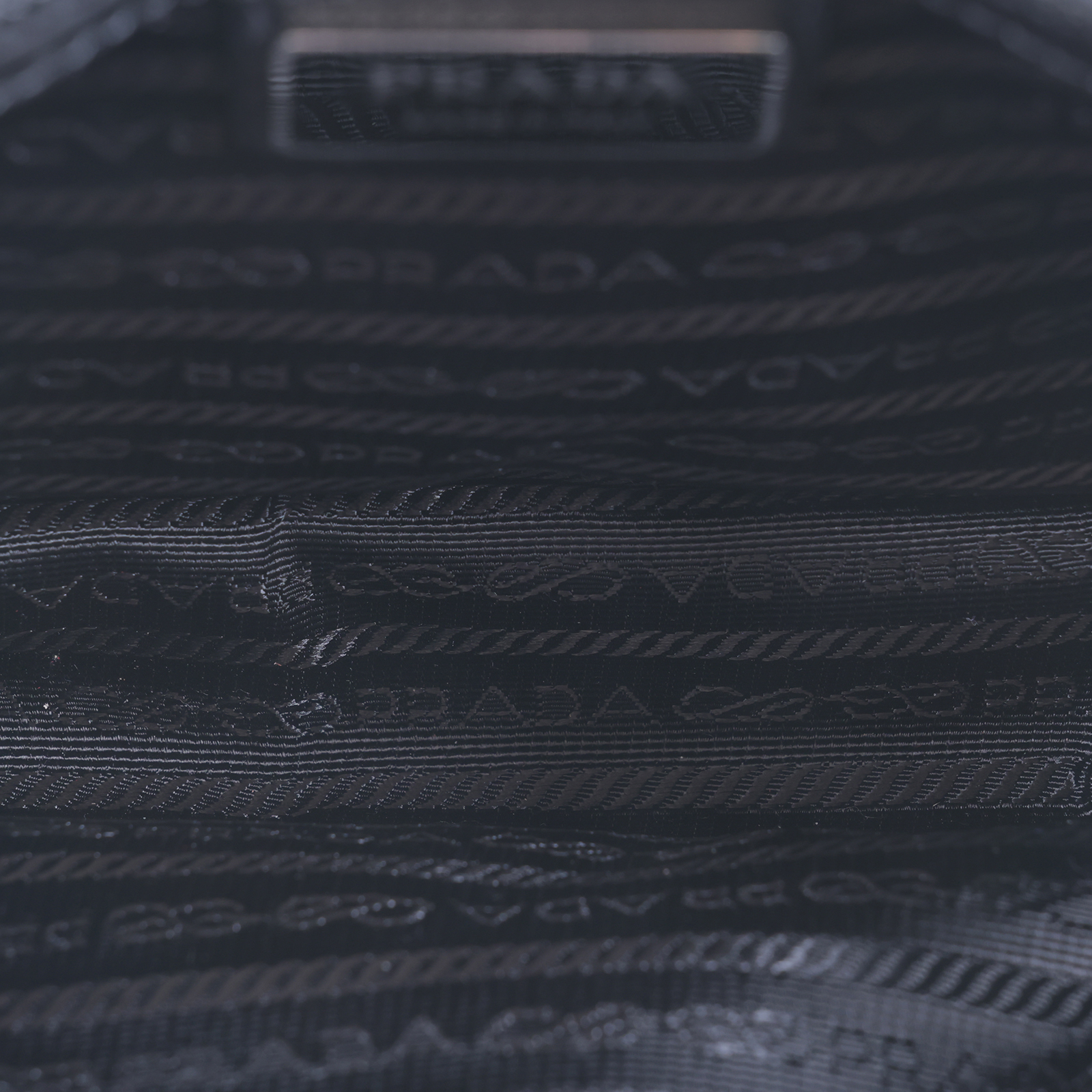 普拉達 PRADA Re-Nylon Saffiano 皮革肩背袋 2VD034_2DMH 黑尼龍掀蓋郵差包 防塵袋/子包