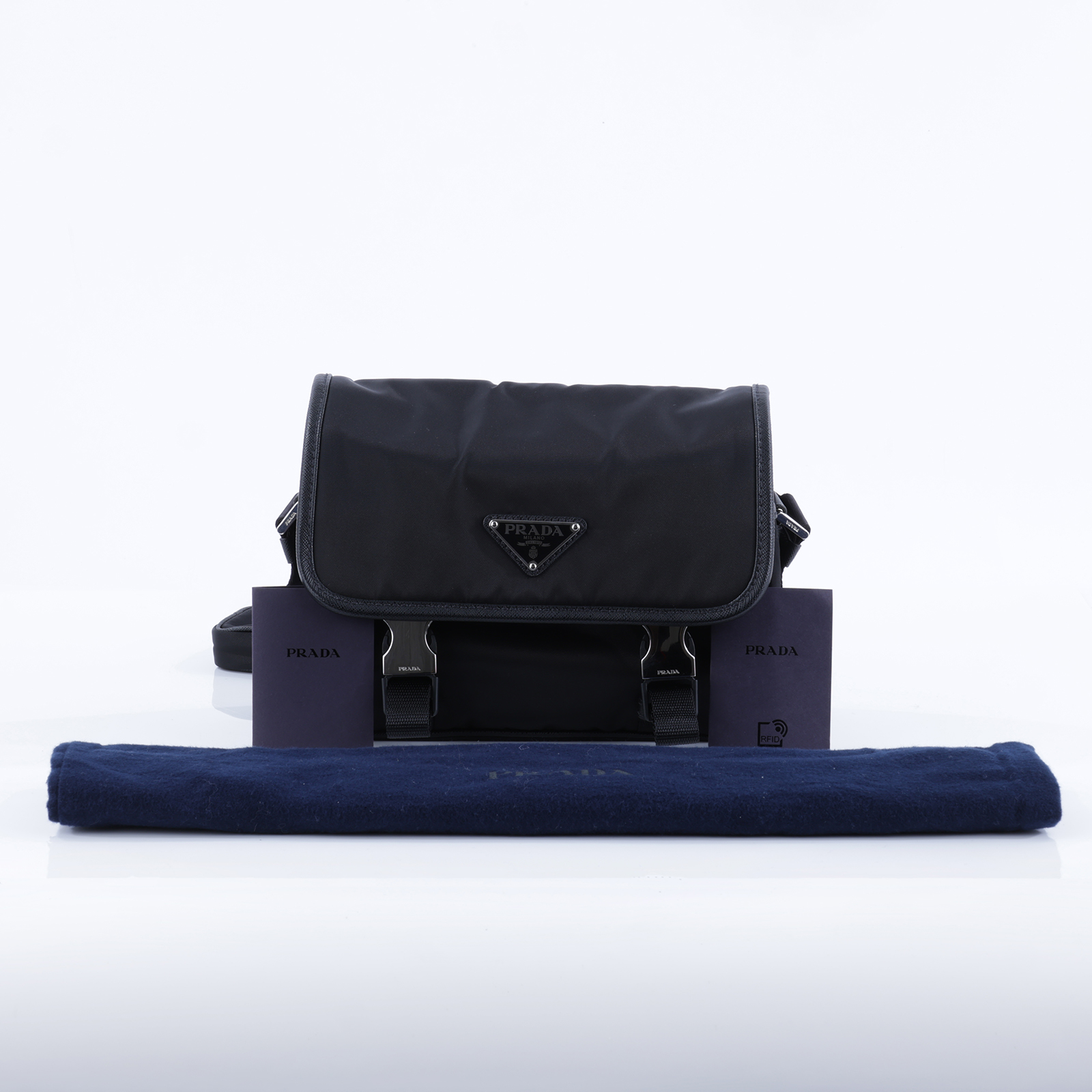 普拉達 PRADA Re-Nylon Saffiano 皮革肩背袋 2VD034_2DMH 黑尼龍掀蓋郵差包 防塵袋/子包