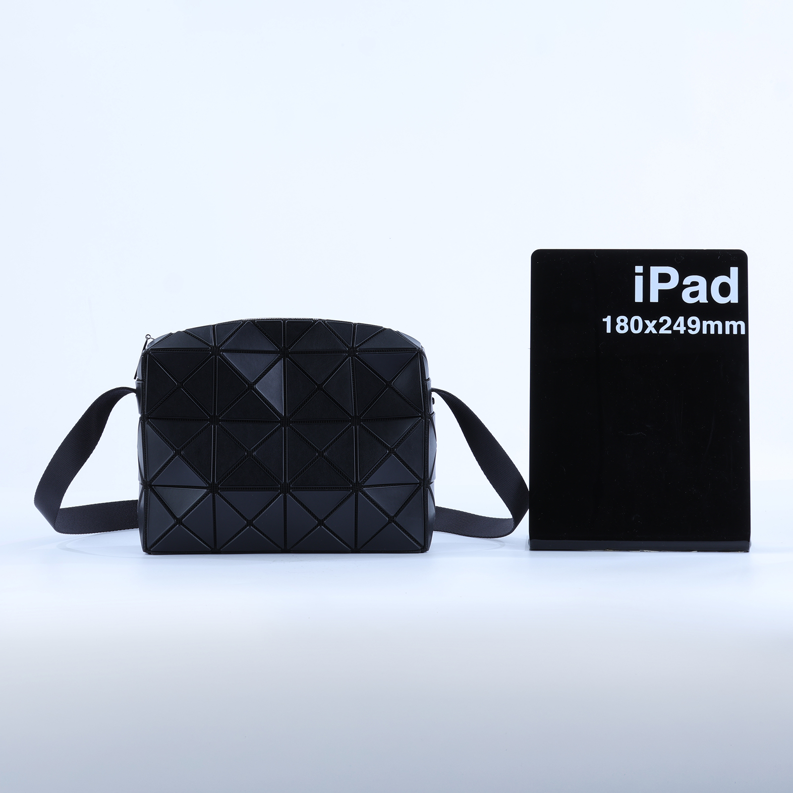 三宅一生 ISSEY MIYAKE BAOBAO CUBOID 幾何立方 4X3 斜背包  黑幾何肩背包4X3 防塵袋