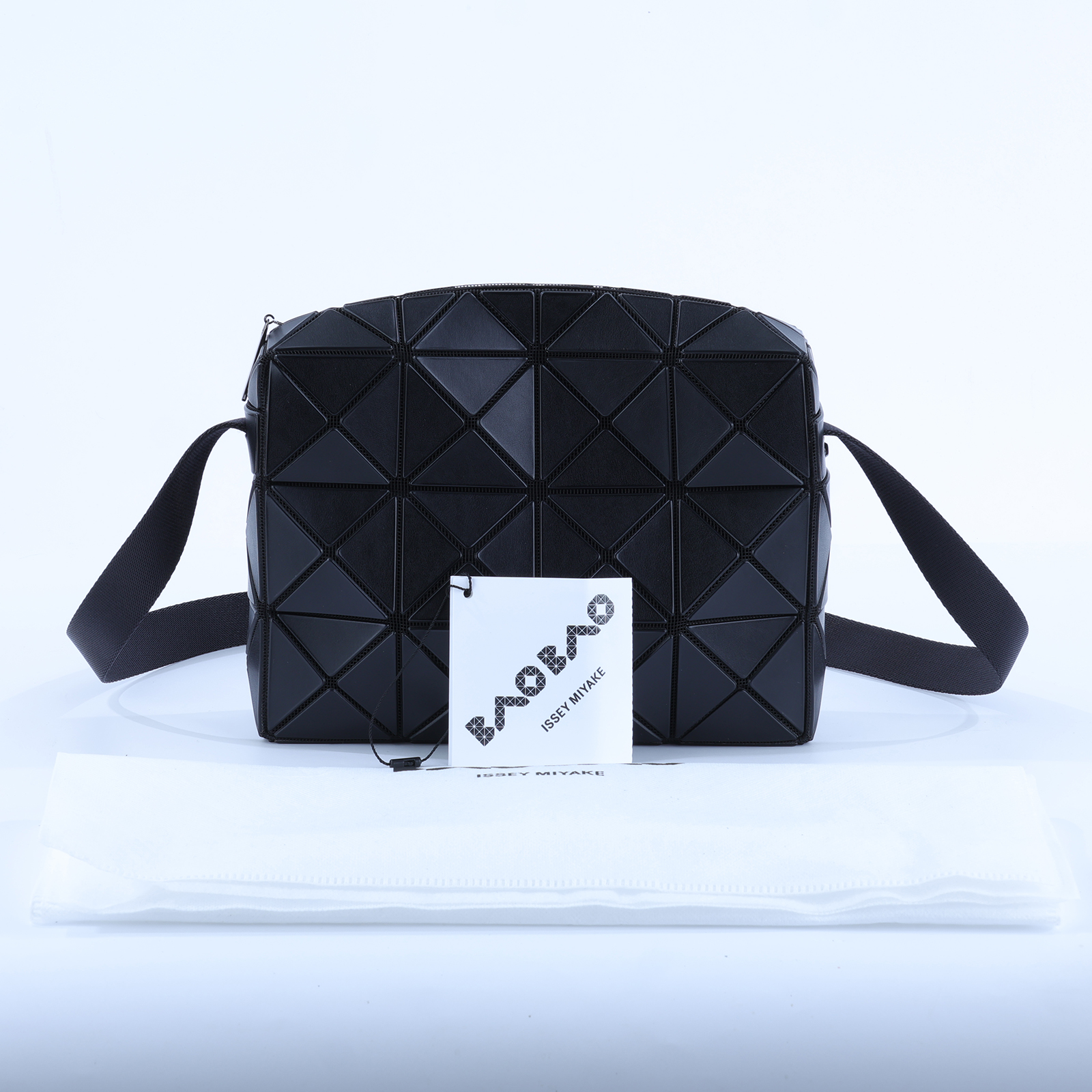 三宅一生 ISSEY MIYAKE BAOBAO CUBOID 幾何立方 4X3 斜背包  黑幾何肩背包4X3 防塵袋