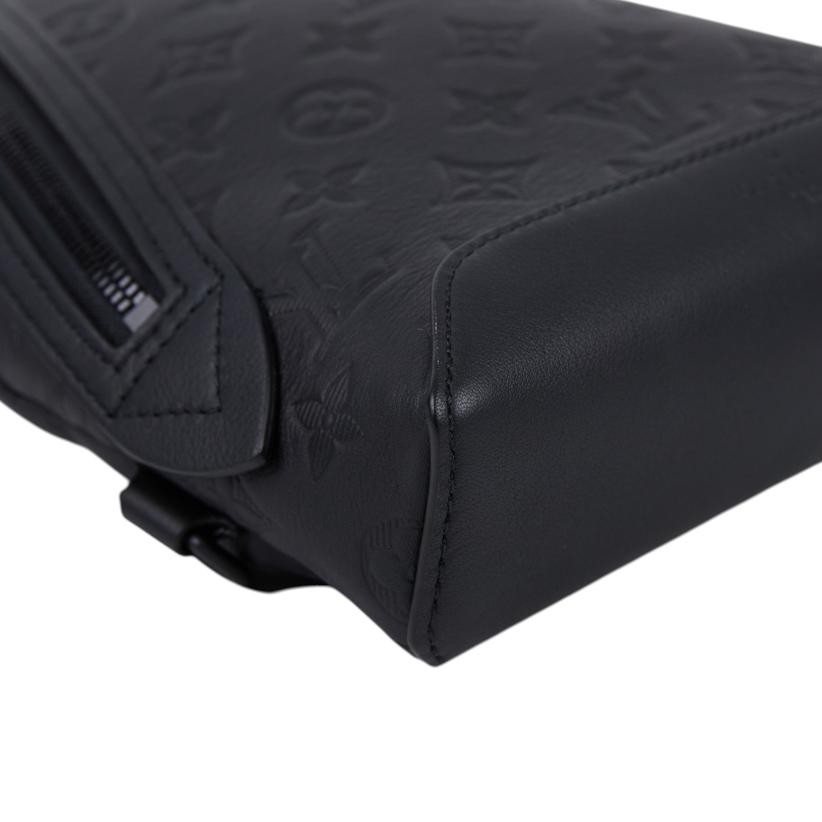 路易威登 LOUIS VUITTON Duo 斜背包 小牛皮 黑色 M21890 晶片款 黑原花壓紋DUO胸包 原廠盒子/防塵袋/零錢包