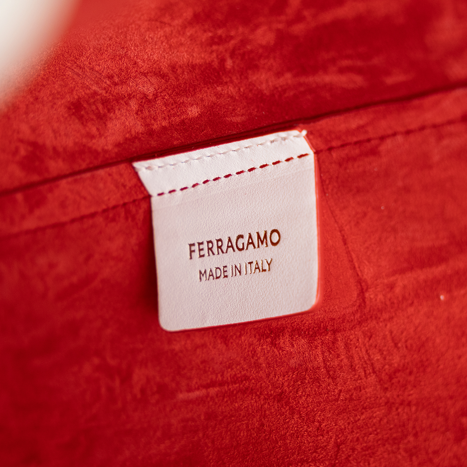 菲拉格慕 SALVATORE FERRAGAMO 肩背包 水桶包  白色龍年托特包 防塵袋/原廠盒子/內袋