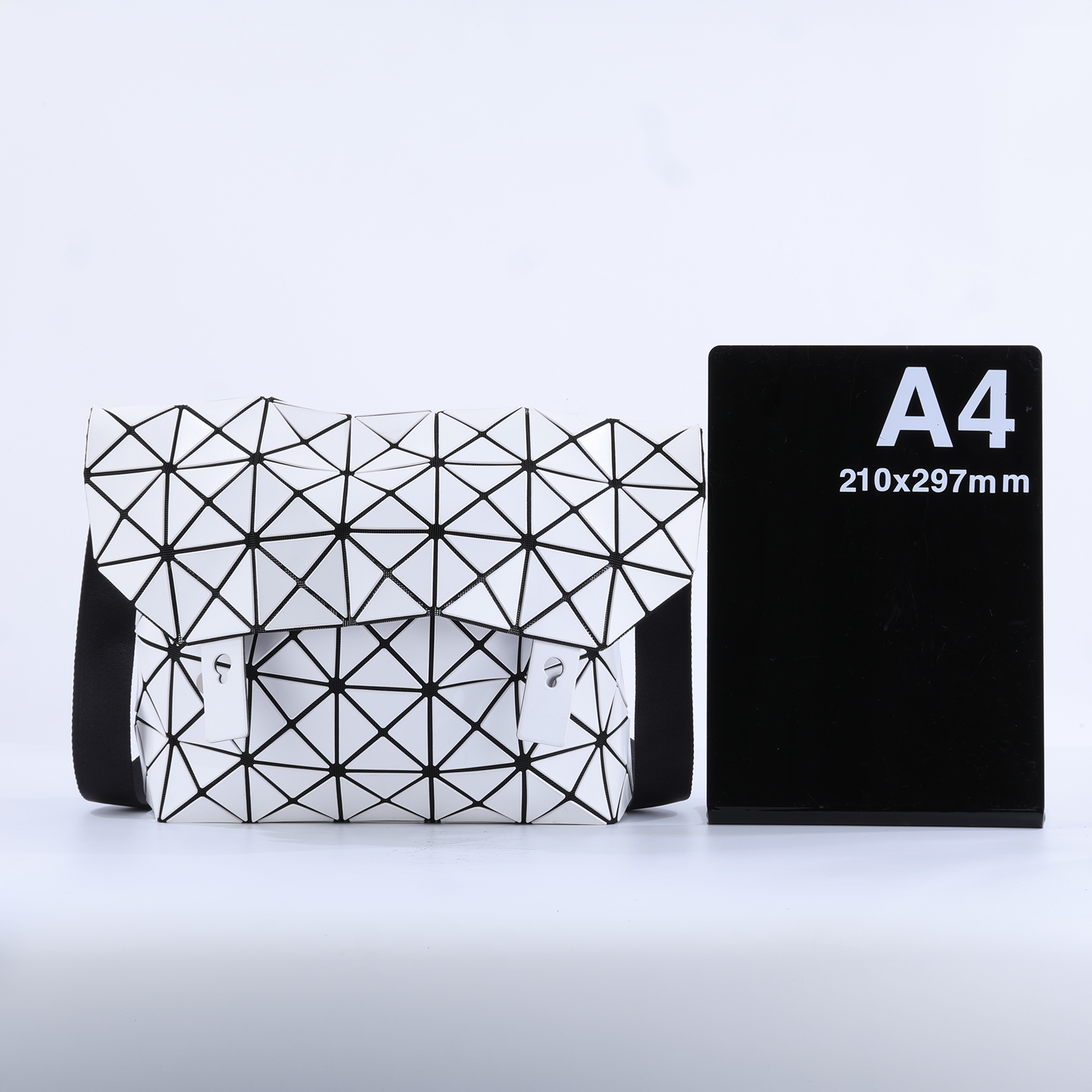 三宅一生 ISSEY MIYAKE BAOBAO 斜背包  白郵差包 5x7 無附屬品